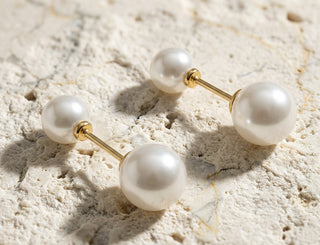 Perla Duo Earrings, pearl and gold drop earrings handcrafted by Lucano, detail close-up