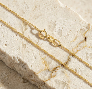 Catenina fine Italian gold cable chain, angled view
