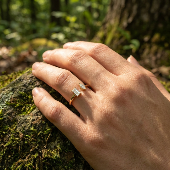 Eos Open Ring - open diamond ring - on hand - Lucano
