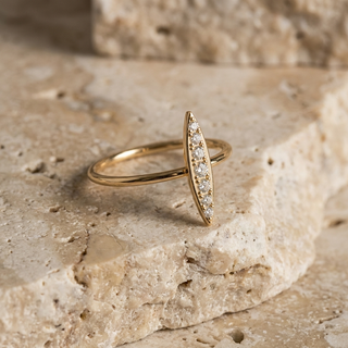 Foglia Pavé Ring - round brilliant diamond ring - on hand - Lucano