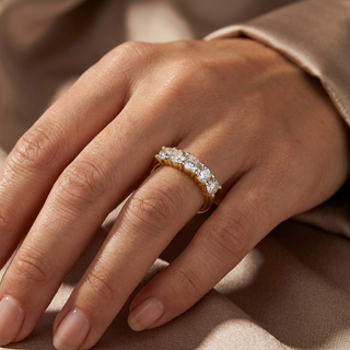 Veretta - Italian diamond eternity ring - on hand - Lucano