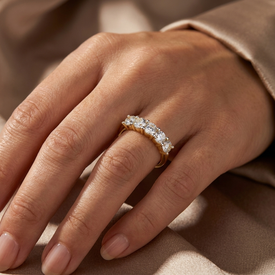 Veretta - Italian diamond eternity ring - on hand - Lucano